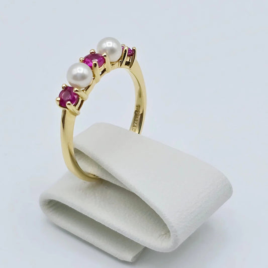 Tiffany & Co. - 18ct. Gold Akoya Baby Pearl Ring with Rubies - Size 49